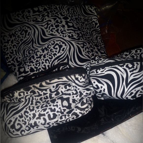 Black & White Animal Print Modella 4 pc Toiletry Zipper Bag Set - Picture 10 of 12